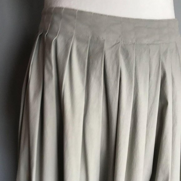 Prada Light Grey Pleated Skirt, Size 38 (2 US) - Picture 2 of 7